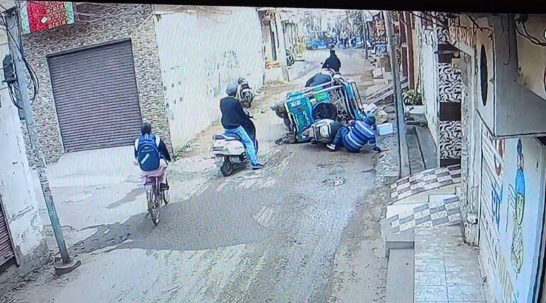 ਮੋਗਾ ’ਚ ਐਕਟਿਵਾ ਸਵਾਰ ’ਤੇ ਪਲਟਿਆ ਈ-ਰਿਕਸ਼ਾ/ ਐਕਟਿਵਾ ਸਵਾਰ ਜ਼ਖਮੀ, ਘਟਨਾ ਸੀਸੀਟੀਵੀ ’ਚ ਕੈਦ