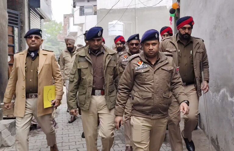 ਬਰਨਾਲਾ ਪੁਲਿਸ ਦੀ ਸੈਂਸੀ ਬਸਤੀ ’ਤੇ ਰੇਡ/ ਡੀਆਈਜੀ ਕੁਲਦੀਪ ਚਾਹਲ ਵੀ ਰਹੇ ਮੌਜੂਦ