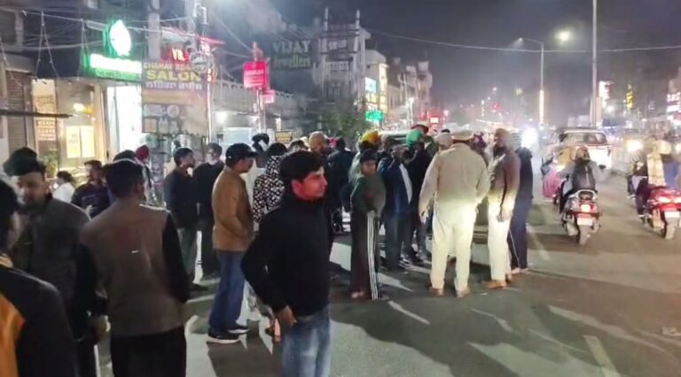 ਜਲੰਧਰ ’ਚ ਐਕਟਿਵਾ ਸਵਾਰਾਂ ਵੱਲੋਂ ਕਾਰ ’ਤੇ ਫਾਇਰਿੰਗ/ ਐਕਟਿਵਾ ਛੱਡ ਭੱਜੇ ਹਮਲਾਵਰ, ਕਾਰ ਸਵਾਰਾਂ ਦਾ ਬਚਾਅ/ ਪੁਲਿਸ ਨੇ ਐਕਟਿਵਾ ਕਬਜ਼ੇ ’ਚ ਲੈ ਕੇ ਜਾਂਚ ਆਰੰਭੀ