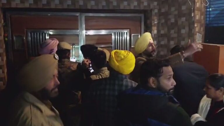 ਜਲੰਧਰ ’ਚ ਸ਼ੱਕੀ ਘਰ ’ਤੇ ਆਬਕਾਰੀ ਟੀਮ ਦਾ ਛਾਪਾ/ ਘਰ ਅੰਦਰ ਨਾਜਾਇਜ਼ ਵਿਕਰੀ ਦੀ ਮਿਲੀ ਸੀ ਸ਼ਿਕਾਇਤ