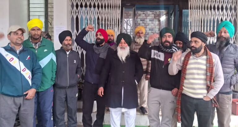 ਪਨਿਆੜ ਖੰਡ ਮਿੱਲ ਨੂੰ ਜਾਂਦੀ ਸੜਕ ਤੋਂ ਕਿਸਾਨ ਪ੍ਰੇਸ਼ਾਨ/ ਖਸਤਾ ਹਾਲਤ ਕਾਰਨ ਹਾਦਸਾ ਵਾਪਰਨ ਦਾ ਡਰ/ ਹਾਲਤ ਸੁਧਾਰਨ ਦੀ ਮੰਗ