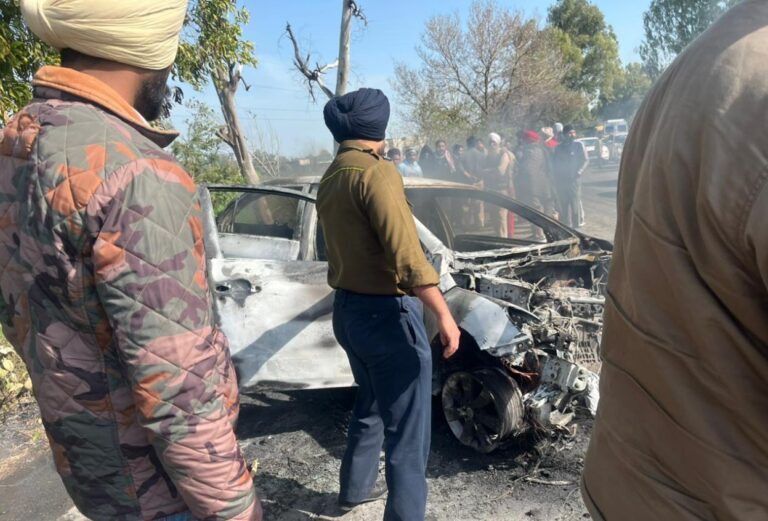 ਮੁਕਤਸਰ ֹ’ਚ ਚਲਦੀ ਕਾਰ ਨੂੰ ਲੱਗੀ ਅੱਗ/ ਗੱਡੀ ਸੜ ਕੇ ਸੁਆਹ, ਸਵਾਰ ਦਾ ਬਚਾਅ