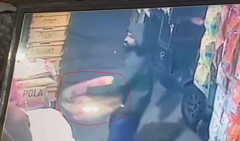 ਲੁਧਿਆਣਾ ’ਚ ਆਟਾ ਚੋਰ ਗਰੋਹ ਸਰਗਰਮ/ ਈ-ਰਿਕਸ਼ਾ ’ਚ ਆਟਾ ਚੋਰੀ ਕਰ ਕੇ ਫਰਾਰ/ ਘਟਨਾ ਸੀਸੀਟੀਵੀ ਚ ਕੈਦ, ਪੁਲਿਸ ਕਰ ਰਹੀ ਜਾਂਚ