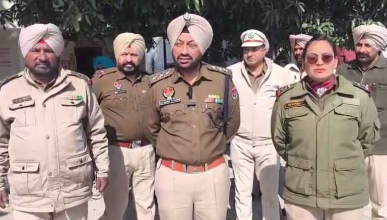 ਗੁਰਦਾਸਪੁਰ ਪੁਲਿਸ ਵੱਲੋਂ ਰੇਲਵੇ ਸਟੇਸ਼ਨ ਦੀ ਜਾਂਚ/ ਬਾਰੀਕੀ ਨਾਲ ਕੀਤੀ ਚੈਕਿੰਗ, ਡਸਟਬੀਨ ਤਕ ਖੰਗਾਲੇ/ ਰੇਲਵੇ ਲਾਈਨ ਧਮਾਕੇ ਤੋਂ ਬਾਅਦ ਵਧਾਈ ਚੌਕਸੀ