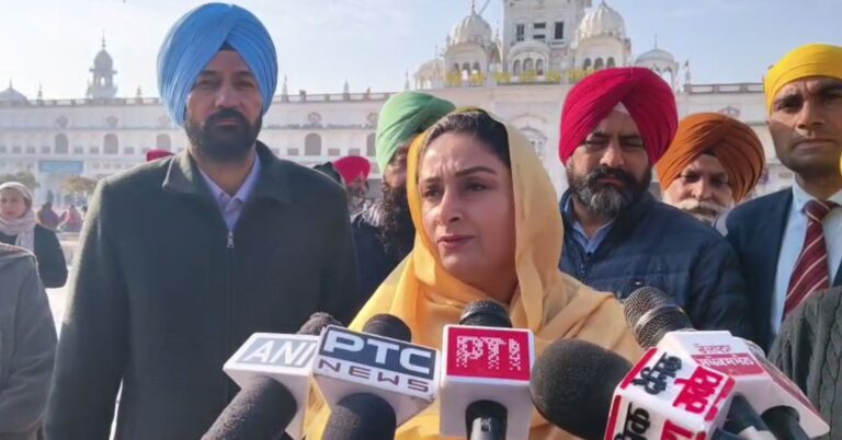 ਦਰਬਾਰ ਸਾਹਿਬ ਵਿਖੇ ਨਤਮਸਤਕ ਹੋਏ ਹਰਸਿਮਰਤ ਬਾਦਲ/ ਗੁਰੂ ਘਰ ਮੱਥਾ ਟੇਕ ਕੇ ਕੀਤੀ ਸਰਬੱਤ ਦੇ ਭਲੇ ਦੀ ਅਰਦਾਸ