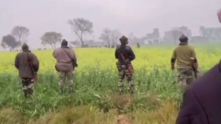 ਗੁਰਦਾਸਪੁਰ ਦੇ ਅਸਮਾਨ ’ਚ ਦਿਖਾਈ ਦਿੱਤੀ ਸ਼ੱਕੀ ਚੀਜ਼/ ਸਰਹੱਦੀ ਪਿੰਡ ਉਮਰਪੁਰ ਕਲਾਂ ਦੀ ਘਟਨਾ/ ਪੁਲਿਸ ਤੇ ਬੀਐਸਐਫ ਨੇ ਚਲਾਈ ਤਲਾਸ਼ੀ ਮੁਹਿੰਮ