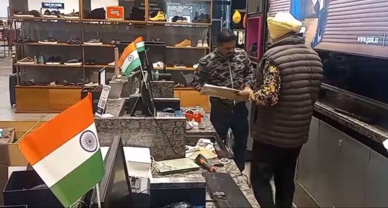 ਜਲੰਧਰ ਦੇ ਆਈਕੌਨਿਕ ਸ਼ੋਅਰੂਮ ’ਤੇ ਚੋਰਾਂ ਦਾ ਧਾਵਾਂ/ 11.50 ਲੱਖ ਦੀ ਨਕਦੀ ਲੈ ਕੇ ਚੋਰ ਫਰਾਰ/ ਘਟਨਾ ਸੀਸੀਟੀਵੀ ’ਚ ਕੈਦ, ਸੁਰੱਖਿਆ ਗਾਰਡ ’ਤੇ ਸ਼ੱਕ