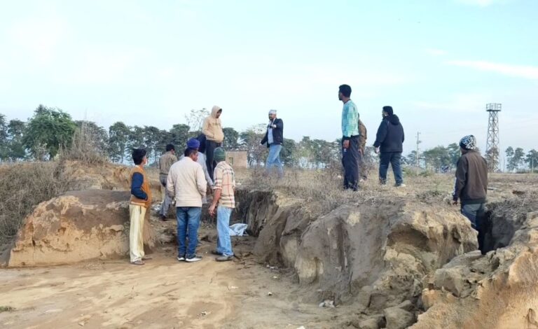 ਸੰਗਰੂਰ ਦੇ ਪਿੰਡ ਸਮੂਰਾਂ ਦੇ ਸਰਪੰਚ ’ਤੇ ਲੱਗੇ ਖੇਡ ਮੈਦਾਨ ਚੋਂ ਮਿੱਟੀ ਵੇਚਣ ਦੇ ਇਲਜ਼ਾਮ/ ਪਿੰਡ ਵਾਸੀਆਂ ਨੇ ਮੰਗੀ ਕਾਰਵਾਈ, ਸਰਪੰਚ ਨੇ ਦੋਸ਼ ਨਕਾਰੇ