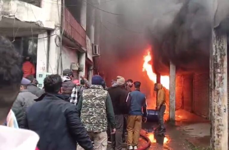 ਪਠਾਨਕੋਟ ’ਚ ਮਿੱਟੀ ਦੇ ਤੇਲ ਦੇ ਡਿੱਪੂ ਨੂੰ ਅੱਗ/ ਕਈ ਦੁਕਾਨਾਂ ਤੇ ਸਕੂਟਰ ਸੜ ਕੇ ਸੁਆਹ