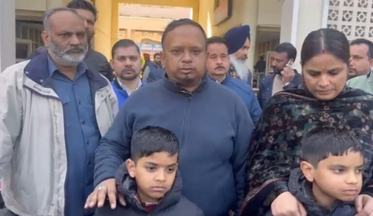 ਗੁਰਦਾਸਪੁਰ ਐਸਐਸਪੀ ਨੂੰ ਮਿਲਿਆ ਚੋਰੀ ਪੀੜਤ ਪਰਿਵਾਰ/ ਕਰੋੜਾਂ ਦਾ ਸੋਨਾ ਚੋਰੀ ਮਾਮਲੇ ’ਚ ਮੰਗੀ ਕਾਰਵਾਈ/ ਪਤਨੀ ਤੇ ਬੱਚਿਆਂ ਸਮੇਤ ਪਹੁੰਚ ਕੇ ਲਾਈ ਗੁਹਾਰ