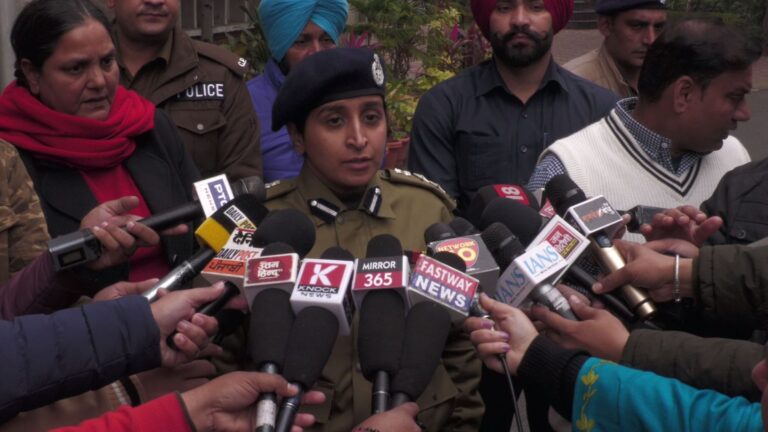 ਚੰਡੀਗੜ੍ਹ ਦੇ ਸਕੂਲਾਂ ਨੂੰ ਬੰਬ ਨਾਲ ਉਡਾਉਣ ਦੀ ਧਮਕੀ/ ਪ੍ਰਸ਼ਾਸਨ ਨੇ ਸਕੂਲਾਂ ਨੂੰ ਖਾਲੀ ਕਰਵਾ ਕੇ ਜਾਂਚ ਆਰੰਭੀ