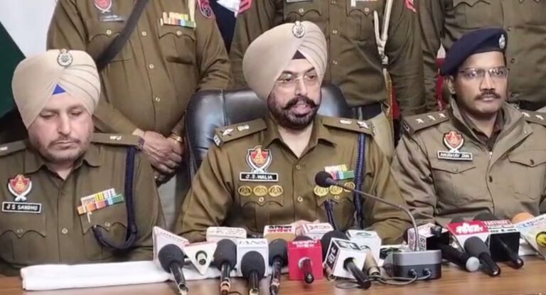 ਅੰਮ੍ਰਿਤਸਰ ਪੁਲਿਸ ਨੇ ਸੁਲਝਾਇਆ ਸੋਨੇ ਦੀ ਲੁੱਟ ਮਾਮਲਾ/ ਤਿੰਨ ਮੁਲਜ਼ਮਾਂ ਨੂੰ ਗ੍ਰਿਫਤਾਰ ਕੇ ਸੋਨਾ ਤੇ ਨਕਦੀ ਬਰਾਮਦ