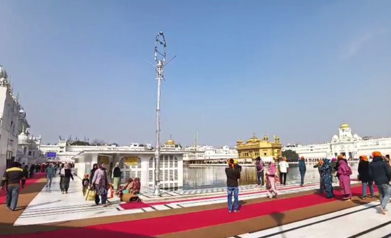 ਸ੍ਰੀ ਹਰਿਮੰਦਰ ਸਾਹਿਬ ਵਿਖੇ ਵਿਰਾਸਤੀ ਖੰਭਾ ਸਥਾਪਿਤ/ ਸੰਗਤ ਦੀ ਮੰਗ ’ਤੇ ਕਰਵਾਈ ਗਈ ਹੈ ਮੁਰੰਮਤ/ 1897 ’ਚ ਫਰੀਦਕੋਟ ਰਿਆਸਤ ਨੇ ਲਗਾਏ ਸੀ ਖੰਭੇ