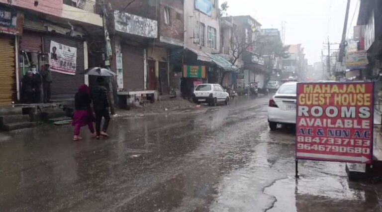 ਗੁਰਦਾਸਪੁਰ ’ਚ ਨਵੇਂ ਸਾਲ ਦੀ ਪਹਿਲੀ ਸਵੇਰੇ ਬਾਰਿਸ਼/ ਚੜ੍ਹਦੇ ਸਾਲ ਬਰਸਾਤ ਕਾਰਨ ਧੁੰਦ ਤੋਂ ਮਿਲੀ ਰਾਹਤ/ ਕਿਸਾਨਾਂ ਦੇ ਚਿਹਰੇ ਚਮਕੇ, ਫ਼ਸਲਾਂ ਨੂੰ ਹੋਵੇਗਾ ਫਾਇਦਾ