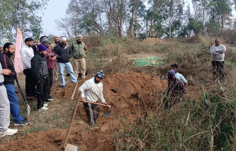 ਕਪੂਰਥਲਾ ’ਚ ਲਾਸ਼ ਦਫਨਾਉਣ ਨੂੰ ਲੈ ਕੇ ਹੰਗਾਮਾ/ ਇਸਾਈ ਭਾਈਚਾਰੇ ਨੇ ਲਾਏ ਗੰਭੀਰ ਇਲਜ਼ਾਮ/ ਪ੍ਰਸਾਸ਼ਨ ਨੇ ਸ਼ਾਂਤ ਕਰਵਾਇਆ ਮਾਮਲਾ