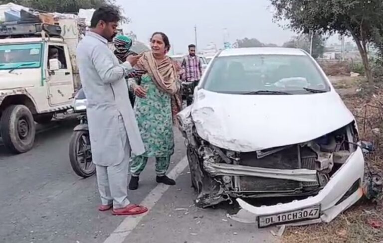 ਫਿਰੋਜ਼ਪੁਰ ’ਚ ਦੋ ਕਾਰਾਂ ਵਿਚਾਲੇ ਸਿੱਧੀ ਟੱਕਰ/ ਖਤਾਨਾਂ ’ਚ ਡਿੱਗੀ ਨਹੀਂ ਕਾਰ, ਸਵਾਰਾਂ ਦਾ ਬਚਾਅ