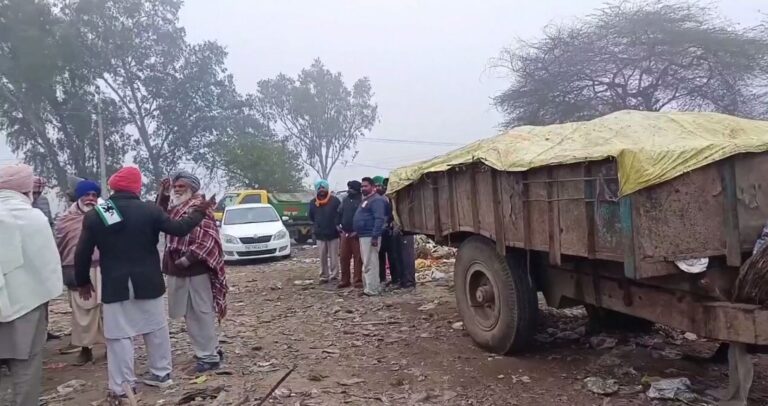 ਫਰੀਦਕੋਟ ਦੇ ਲੋਕਾਂ ਦਾ ਕੂੜੇ ਨੂੰ ਲੈ ਕੇ ਪ੍ਰਦਰਸ਼ਨ/ ਕੂੜੇ ਵਾਲੀਆਂ ਟਰਾਲੀਆਂ ਰੋਕ ਕੇ ਕੀਤੀ ਨਾਅਰੇਬਾਜ਼ੀ/ ਕੂੜਾ ਰਾਹ ’ਚ ਸੁੱਟਣ ਤੇ ਅੱਗ ਲਗਾਉਣ ਦੇ ਲਾਏ ਇਲਜ਼ਾਮ