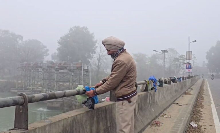 ਗੁਰਦਾਸਪੁਰ ਪੁਲਿਸ ਦੇ ਮੁਲਾਜ਼ਮ ਦਾ ਅਨੂਠਾ ਉਪਰਾਲਾ/ ਨਹਿਰ ਦੇ ਕੰਢਿਆਂ ਤੋਂ ਲਿਫਾਫਿਆਂ ਦੀ ਕੀਤੀ ਸਫਾਈ/ ਜੀਵ-ਜੰਤੂਆਂ ਦੀ ਸੁਰੱਖਿਆ ਲਈ ਚੁੱਕਿਆ ਕਦਮ