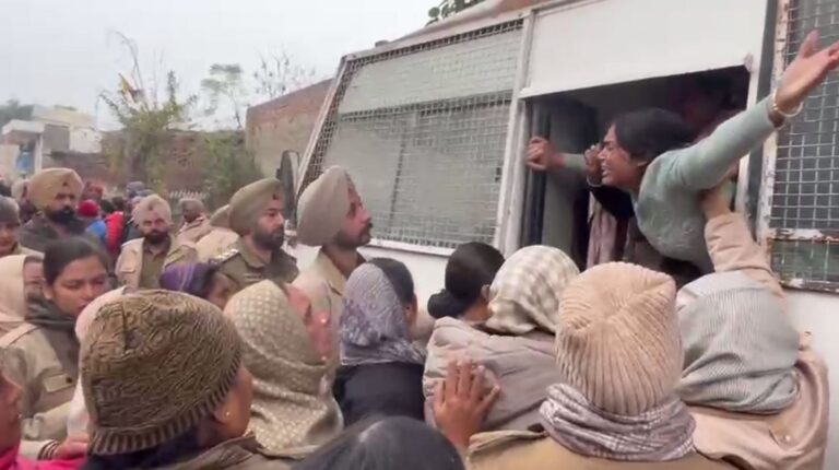 ਪਟਿਆਲਾ ਪ੍ਰਸ਼ਾਸਨ ਦੀ ਨਸ਼ਾ ਤਸਕਰਾਂ ਖਿਲਾਫ਼ ਕਾਰਵਾਈ/ ਪੰਚਾਇਤੀ ਜ਼ਮੀਨ ਤੋਂ ਛੁਡਵਾਇਆ ਨਾਜਾਇਜ਼ ਕਬਜ਼ਾ/ ਔਰਤਾਂ ਨੇ ਕੀਤਾ ਜੰਮ ਕੇ ਹੰਗਾਮਾ