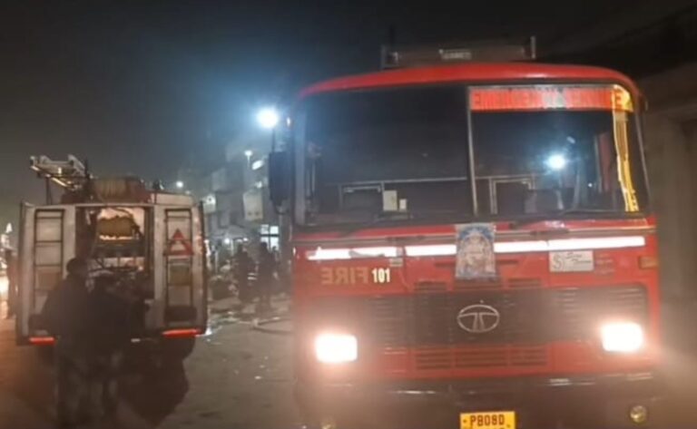 ਜਲੰਧਰ ’ਚ ਰਬੜ ਫੈਕਟਰੀ ਨੂੰ ਲੱਗੀ ਅੱਗ/ ਫਾਇਰ ਬ੍ਰਿਗੇਡ ਨੇ ਪਾਇਆ ਕਾਬੂ