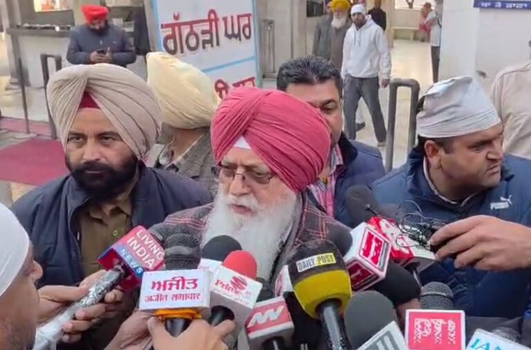 ਸ੍ਰੀ ਅਕਾਲ ਤਖਤ ਸਾਹਿਬ ਅੱਗੇ ਪੇਸ਼ ਹੋਏ ਵਿਧਾਇਕ ਨਿੱਝਰ/ ਦਿੱਤਾ ਸਪੱਸ਼ਟੀਕਰਨ/ ਸੰਵਿਧਾਨ ਮੁਤਾਬਕ ਅੰਮ੍ਰਿਤਧਾਰੀ ਹੋਣਗੇ ਸਾਰੇ ਮੈਂਬਰ