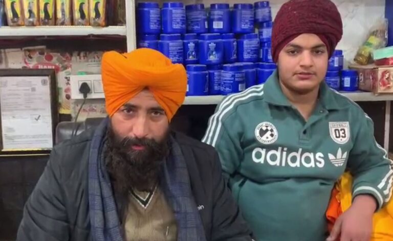 ਫਤਿਹਗੜ ਚੂੜੀਆਂ ’ਚ ਇਮਾਨਦਾਰੀ ਦੀ ਮਿਸਾਲ/ ਕਰਿਆਨਾ ਸਟੋਰ ਅੰਦਰ ਡਿੱਗਿਆ ਪੈਸਿਆਂ ਦਾ ਭਰਿਆ ਪਰਸ/ ਦੁਕਾਨਦਾਰ ਨੇ ਨਿਸ਼ਾਨੀ ਦੱਸ ਕੇ ਪਰਸ ਲਿਜਾਣ ਦੀ ਕੀਤੀ ਅਪੀਲ