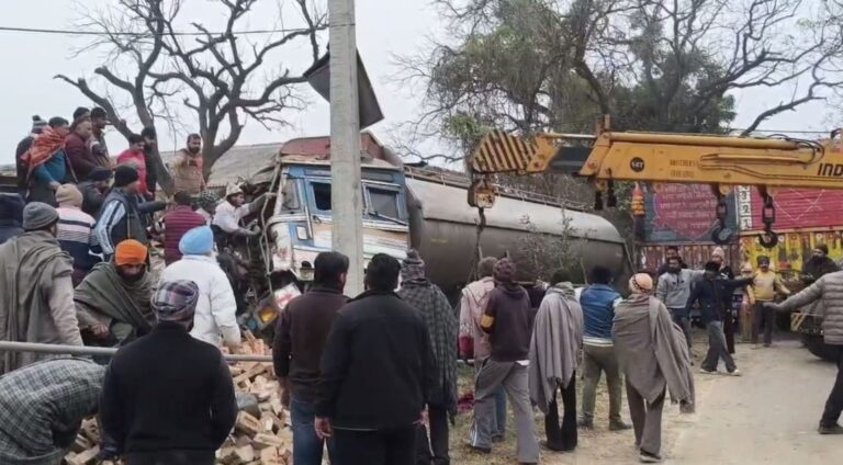 ਲਹਿਰਾਗਾਗਾ ’ਚ ਦੁੱਧ ਵਾਲੇ ਟੈਂਕਰ ਨਾਲ ਹਾਦਸਾ/ ਮਾਰਕਫੈੱਡ ਦੇ ਗੁਦਾਮਾਂ ਨਾਲ ਟੱਕਰ/ ਡਰਾਈਵਰ ਨੂੰ ਮੁਸ਼ਕਲ ਨਾਲ ਕੱਢਿਆ ਬਾਹਰ