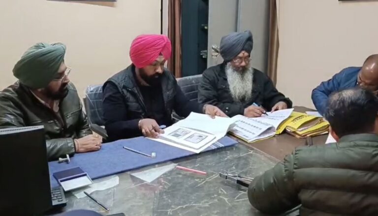 ਕਲਾਨੌਰ ਪੰਚਾਇਤ ਲਈ ਨਾਮਜ਼ਦਗੀਆਂ ਭਰਨ ਦਾ ਕੰਮ ਸ਼ੁਰੂ/ ਸਾਢੇ 12 ਸਾਲਾਂ ਬਾਅਦ ਹੋ ਰਹੀਆਂ ਹਨ ਇਹ ਚੋਣਾਂ/ ਵੱਖ-ਵੱਖ ਪਾਰਟੀਆਂ ਦੇ ਉਮੀਦਵਾਰਾਂ ਨੇ ਭਰੀਆ ਨਾਮਜਦਗੀਆਂ