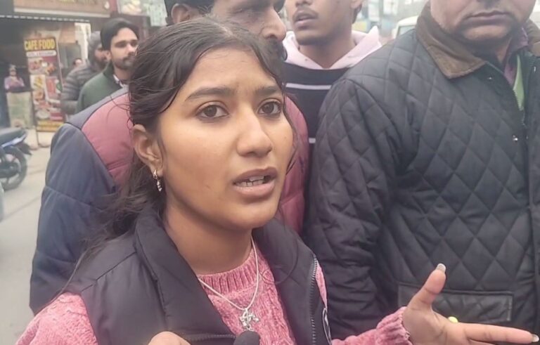 ਫਰੀਦਕੋਟ ’ਚ ਲੋਕਾਂ ਹੱਥੇ ਚੜ੍ਹਿਆ ਲੁਟੇਰਾ/ ਮੋਬਾਈਲ ਖੋਹ ਕੇ ਭੱਜਦੇ ਨੂੰ ਕੀਤਾ ਕਾਬੂ/ ਛਿੱਤਰ ਪਰੇਡ ਤੋਂ ਬਾਅਦ ਕੀਤਾ ਪੁਲਿਸ ਹਵਾਲੇ