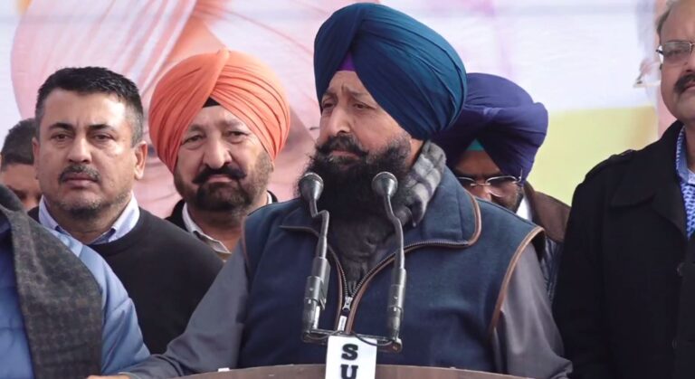 ਬਲਾਚੌਰ ’ਚ ਕਾਂਗਰਸ ਦਾ ਕੇਂਦਰ ਖਿਲਾਫ ਪ੍ਰਦਰਸ਼ਨ/  ਪ੍ਰਤਾਪ ਬਾਜਵਾ ਸਮੇਤ ਆਲਾ ਲੀਡਰਸ਼ਿਪ ਰਹੀ ਮੌਜੂਦ/ ਮਨਰੇਗਾ ਬਚਾਓ ਸੰਗਰਾਮ ਦੇ ਦੂਜੇ ਦਿਨ ਕੀਤਾ ਸੰਬੋਧਨ