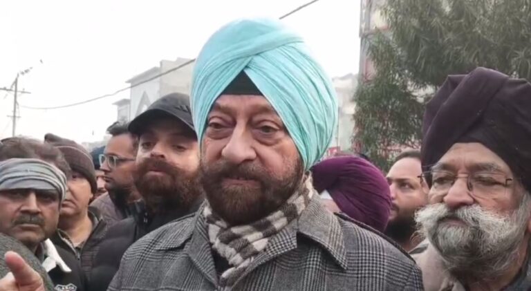 ਅੰਮ੍ਰਿਤਸਰ ਦੀ ਆਈਡੀਐਚ ਮਾਰਕੀਟ ’ਚ ਪ੍ਰਦਰਸ਼ਨ/ ਦੁਕਾਨਦਾਰਾਂ ਨੇ ਮਹੀਨਾ ਵਸੂਲੀ ਦੇ ਲਾਏ ਇਲਜ਼ਾਮ/ ਪੁਲਿਸ ਕੋਲ ਸ਼ਿਕਾਇਤ ਦੇ ਕੇ ਮੰਗੀ ਕਾਰਵਾਈ