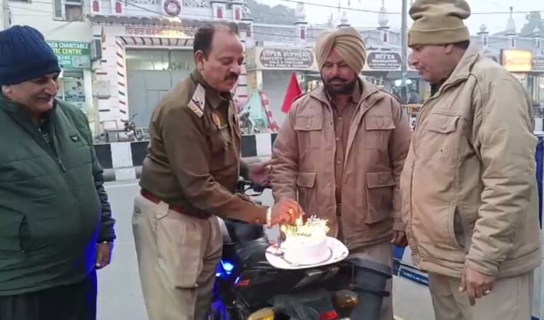 ਅੰਮ੍ਰਿਤਸਰ ’ਚ ਪੁਲਿਸ ਮੁਲਾਜ਼ਮ ਦਾ ਮਨਾਇਆ ਜਨਮ ਦਿਨ/ ਡਿਊਟੀ ਦੌਰਾਨ ਮੋਟਰ ਸਾਇਕਲ ’ਤੇ ਰੱਖ ਕੇ ਕੱਟਿਆ ਕੇਕ