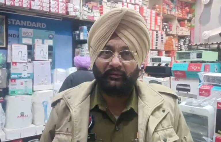 ਫਿਰੋਜ਼ਪੁਰ ’ਚ ਚੋਰਾਂ ਦਾ ਦੁਕਾਨ ’ਤੇ ਧਾਵਾਂ/ ਦੁਕਾਨ ਦਾ ਸ਼ਟਰ ਤੋੜ ਕੇ ਸਾਮਾਨ ਲੈ ਕੇ ਫਰਾਰ