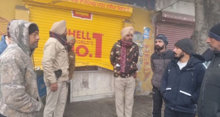 ਫਰੀਦਕੋਟ ਸ਼ਹਿਰ ਅੰਦਰ ਚੋਰਾਂ ਦੀ ਦਹਿਸ਼ਤ/ 2 ਦੁਕਾਨਾਂ ਤੇ ਸ਼ਟਰ ਤੋੜ ਉਡਾਈ ਨਕਦੀ ਤੇ ਸਾਮਾਨ