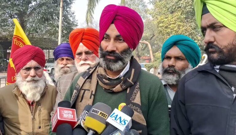 ਫਰੀਦਕੋਟ ਡੀਸੀ ਦਫਤਰ ਅੱਗੇ ਕਿਸਾਨਾਂ ਦਾ ਪ੍ਰਦਰਸ਼ਨ/ ਬਿਜਲੀ ਸੋਧ ਬਿੱਲ ਤੇ ਮਨਰੇਗਾ ਨੂੰ ਲੈ ਕੇ ਕੀਤੀ ਨਾਅਰੇਬਾਜ਼ੀ