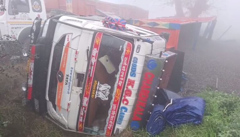 ਮੋਗਾ ’ਚ ਧੁੰਦ ਕਾਰਨ ਭਿਆਨਕ ਸੜਕ ਹਾਦਸਾ/ ਦੋ ਟਰੱਕਾਂ ਤੇ ਕਾਰ ਵਿਚਾਲੇ ਟੱਕਰ/ ਕਾਰ ਚਾਲਕ ਗੰਭੀਰ ਜ਼ਖ਼ਮੀ