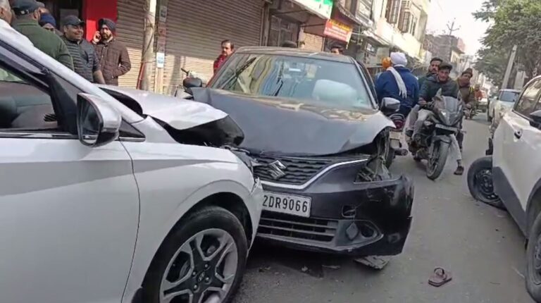 ਅੰਮ੍ਰਿਤਸਰ ਦੇ ਗਰੀਨ ਫੀਲਡ ਇਲਾਕੇ ’ਚ ਹਾਦਸਾ/ ਬਲੈਨੋ ਸਵਾਰ ਨੇ ਮਹਿਲਾ ਤੇ ਦੋ ਗੱਡੀਆਂ ਨੂੰ ਮਾਰੀ ਟੱਕਰ