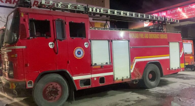 ਜਲੰਧਰ ’ਚ ਘਰ ਨੂੰ ਅੱਗ ਨਾਲ ਲੜਕੀ ਦੀ ਮੌਤ/  ਕਾਂਗਰਸੀ ਵਿਧਾਇਕ ਦੇ ਰਿਸ਼ਤੇਦਾਰ ਐ ਪੀੜਤ ਪਰਿਵਾਰ/ ਫਾਇਰ ਬ੍ਰਿਗੇਡ ਨੇ ਪਾਇਆ ਕਾਬੂ