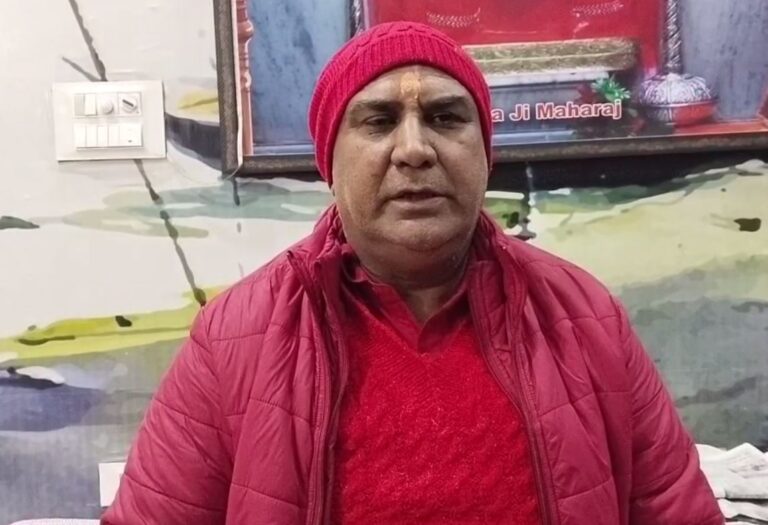 ਅੰਮ੍ਰਿਤਸਰ ’ਚ ਹਿੰਦੂ ਧਰਮ ਦੀਆਂ ਤਸਵੀਰਾਂ ਦੀ ਬੇਅਦਬੀ/ ਸਿੱਖ ਪਹਿਰਾਵੇ ਵਾਲੇ ਸਖਸ਼ ਦੀ ਵੀਡੀਓ ਵਾਇਰਲ/ ਪੁਲਿਸ ਕਰ ਰਹੀ ਜਾਂਚ