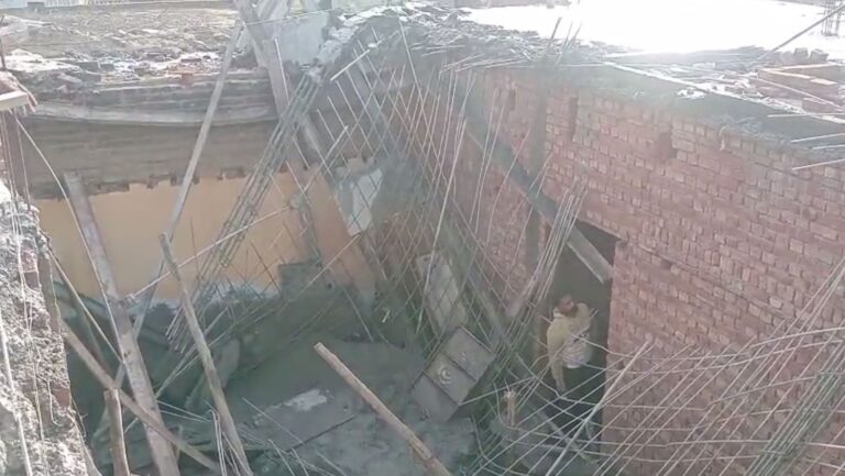 ਤਰਨ ਤਾਰਨ ਦੇ ਪਿੰਡ ਭੱਗੂਪੁਰ ਵਿਖੇ ਲੈਂਟਰ ਡਿੱਗਿਆ/ ਛੱਤ ਹੇਠਾਂ ਆਏ ਤਿੰਨ ਮਜਦੂਰ, ਜਾਨੀ ਨੁਕਸਾਨ ਤੋਂ ਬਚਾਅ