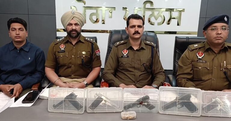 ਮੋਗਾ ਪੁਲਿਸ ਵੱਲੋਂ ਗੈਂਗਸਟਰ ਗਰੋਹ ਦੇ 3 ਗੁਰਗੇ ਕਾਬੂ/ 5 ਦੇਸੀ ਪਿਸਟਲ ਤੇ 18 ਜਿੰਦਾ ਰੌਂਦ ਬਰਾਮਦ