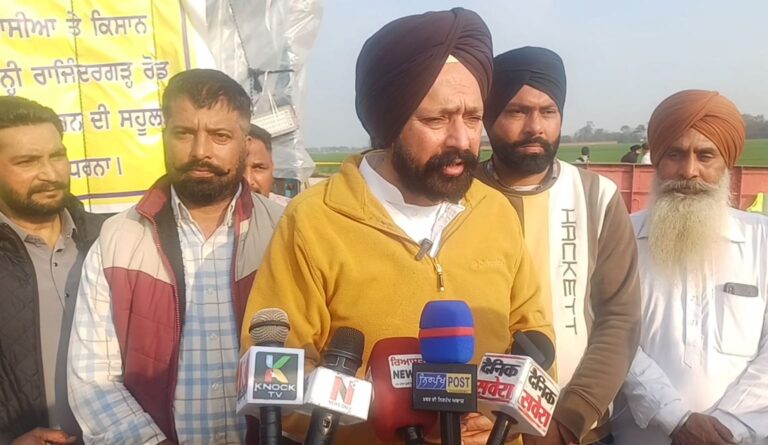 ਫਤਹਿਗੜ੍ਹ ਸਾਹਿਬ ਵਿਖੇ ਨੈਸ਼ਨਲ ਹਾਈਵੇ ’ਤੇ ਧਰਨਾ/ ਹਾਈਵੇ ’ਤੇ ਰਸਤੇ ਦੀ ਮੰਗ ਕਰ ਰਹੇ ਸਥਾਨਕ ਵਾਸੀ/ ਵਿਧਾਇਕ ਲਖਬੀਰ ਸਿੰਘ ਰਾਏ ਨੇ ਕੀਤੀ ਸ਼ਿਰਕਤ