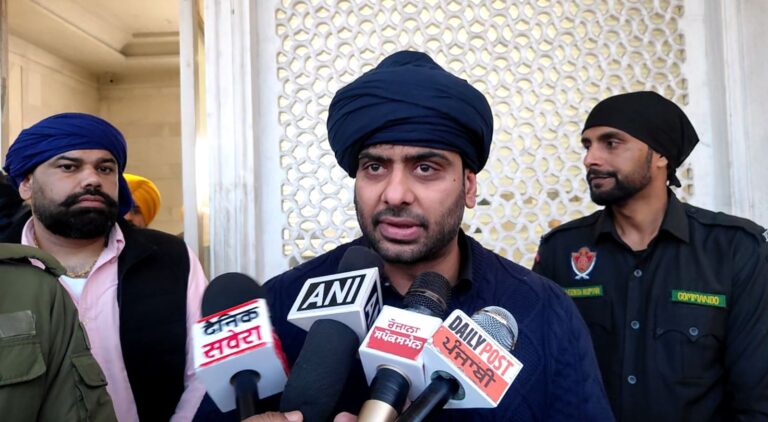 ਹਰਿਮੰਦਰ ਸਾਹਿਬ ਵਿਖੇ ਨਤਮਸਤਕ ਹੋਏ ਗਾਇਕ ਮਨਕੀਰਤ ਔਲਖ/ ਆਪਣੇ ਨਵੇਂ ਗਾਣੇ ਦੀ ਸਫਲਤਾ ਲਾਈ ਕੀਤੀ ਅਰਦਾਸ