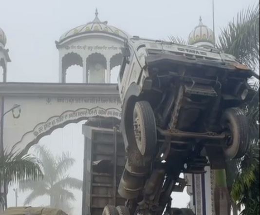 ਹੁਸ਼ਿਆਰਪੁਰ ’ਚ ਯਾਦਗਾਰੀ ਗੇਟ ਅੰਦਰ ਫਸਿਆ ਟਿੱਪਰ/ ਡਰਾਈਵਰ ਗੰਭੀਰ ਜ਼ਖਮੀ, ਗੇਟ ਨੂੰ ਪਹੁੰਚਿਆ ਨੁਕਸਾਨ