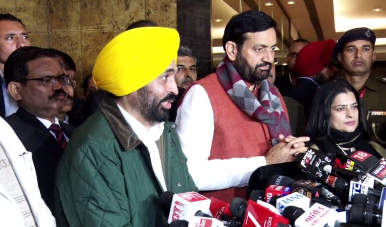 ਪੰਜਾਬ ਦੇ ਹਰਿਆਣਾ ਮੁੱਖ ਮੰਤਰੀਆਂ ਵਿਚਾਲੇ ਮੀਟਿੰਗ/ ਚੰਗੇ ਮਾਹੌਲ ’ਚ ਹੋਈ ਗੱਲਬਾਤ/ ਅਧਿਕਾਰੀਆਂ ਵਿਚਾਲੇ ਮੀਟਿੰਗਾਂ ’ਤੇ ਬਣੀ ਸਹਿਮਤੀ