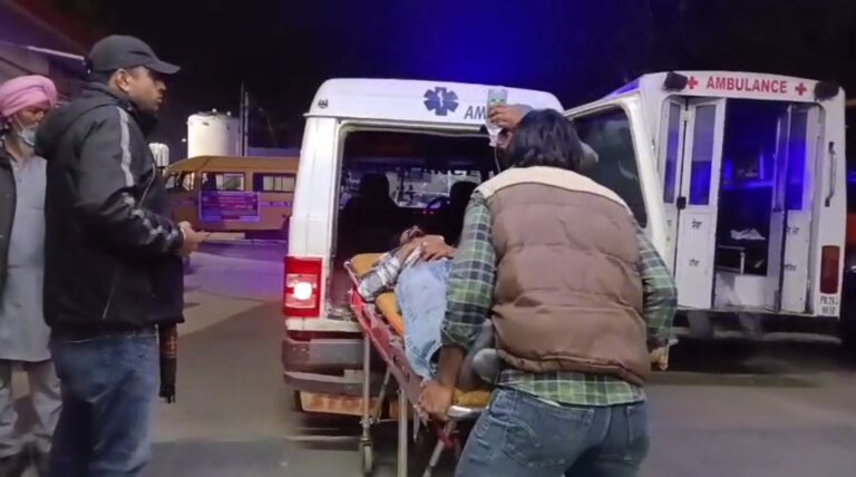 ਮੋਗਾ ’ਚ ਸੜਕ ਹਾਦਸੇ ’ਚ ਇਕ ਮੌਤ, ਦੂਜਾ ਜ਼ਖਮੀ/ ਡਿਵਾਈਡਰ ਨਾਲ ਟਕਰਾਈ ਤੇਜ਼ ਰਫਤਾਰ ਕਾਰ