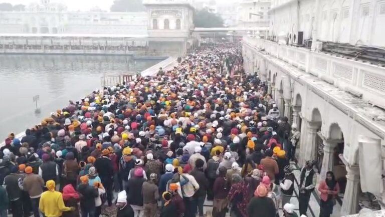 ਸ੍ਰੀ ਦਰਬਾਰ ਸਾਹਿਬ ਵਿਖੇ ਅੰਮ੍ਰਿਤ ਵੇਲੇ ਪਹੁੰਚੀ ਸੰਗਤ/ ਗੁਰੂ ਘਰ ਮੱਥਾ ਟੇਕ ਕੇ ਕੀਤੀ ਨਵੇਂ ਵਰ੍ਹੇ ਦੀ ਸ਼ੁਰੂਆਤ