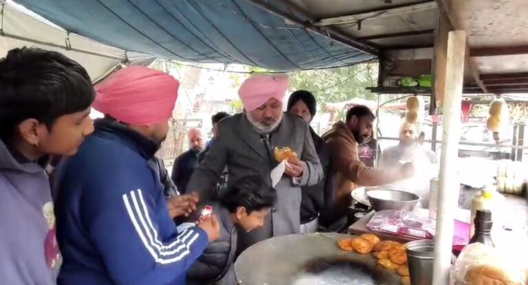 ਦਿੜ੍ਹਬਾ ’ਚ ਵੱਖਰੇ ਰੂਪ ’ਚ ਦਿਖੇ ਖਜਾਨਾ ਮੰਤਰੀ/ ਰੇਹੜੀ ’ਤੇ ਖਲੋ ਕੇ ਖਾਧਾ ਕੁਲਚਾ/ ਜੁੱਤੀਆਂ ਗੱਠਣ ਵਾਲੇ ਦੀ ਕੀਤੀ ਹੌਂਸਲਾ ਅਫਜਾਈ