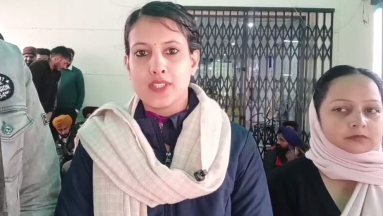 ਮਾਨਸਾ ’ਚ ਸੇਵਾ ਕੇਂਦਰਾਂ ਦੇ ਮੁਲਾਜ਼ਮਾਂ ਦੀ ਹੜਤਾਲ/ ਤਨਖਾਹਾਂ ਨਾ ਮਿਲਣ ਤੇ ਬਦਲੀ ਖਿਲਾਫ਼ ਪ੍ਰਦਰਸ਼ਨ