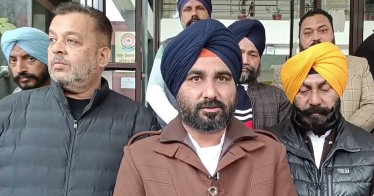 ਬਰਨਾਲਾ ’ਚ ਅਕਾਲੀ ਸਰਪੰਚ ਤੇ ਮਾਇਨਿੰਗ ਤਹਿਤ ਕਾਰਵਾਈ/ ਸਰਪੰਚ ਨੂੰ ਸਸਪੈਂਡ ਕਰ ਕੇ ਪ੍ਰਬੰਧਕ ਤੈਨਾਤ/ ਅਕਾਲੀ ਵਰਕਰਾਂ ਵੱਲੋਂ ਡੀਸੀ ਨੂੰ ਮੰਗ-ਪੱਤਰ